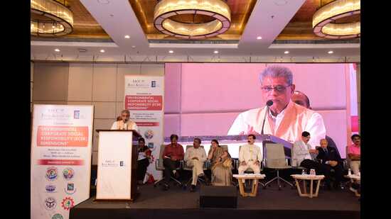 Arun Saxena, UP minister of environment, forests and climate change addressing the convention in Lucknow on Wednesday. (HT Photo)