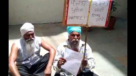 The 55-year-old man protesting outside the police commissioner’s office in Ludhiana on Wednesday. (Harvinder Singh/HT)