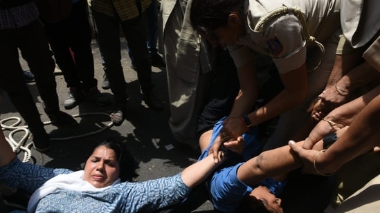 Police detain Congress workers during a protest outside the AICC office against summoning of party leader Rahul Gandhi by the ED.(Arvind Yadav/Hindustan Times)