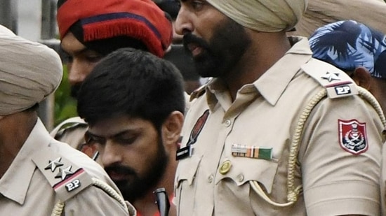 Lawrence Bishnoi being produced in Delhi court in connection with the killing of Congress leader and Punjabi singer Sidhu Moosewala, in New Delhi on Tuesday.(HT_PRINT)