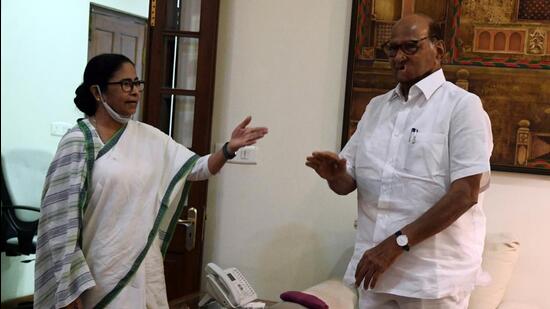 West Bengal chief minister Mamata Banerjee met Nationalist Congress Party chief Sharad Pawar on Tuesday. (ANI)