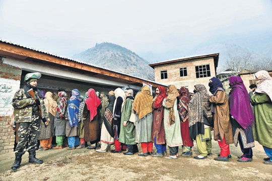 The EC has asked the officials to complete electoral rolls in Jammu and Kashmir and the draft rolls should be prepared by August 31. (HT File Photo)