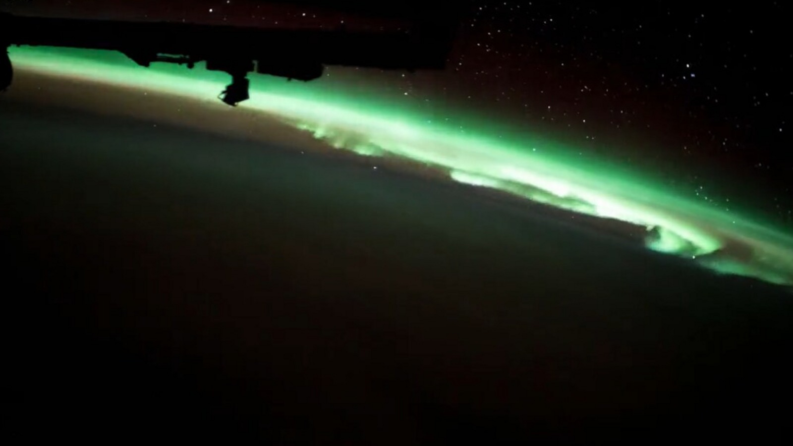 Nagranie astronauty przedstawiające zorzę polarną na horyzoncie Ziemi uchwycone z kosmosu zadziwia ludzi |  wspólny
