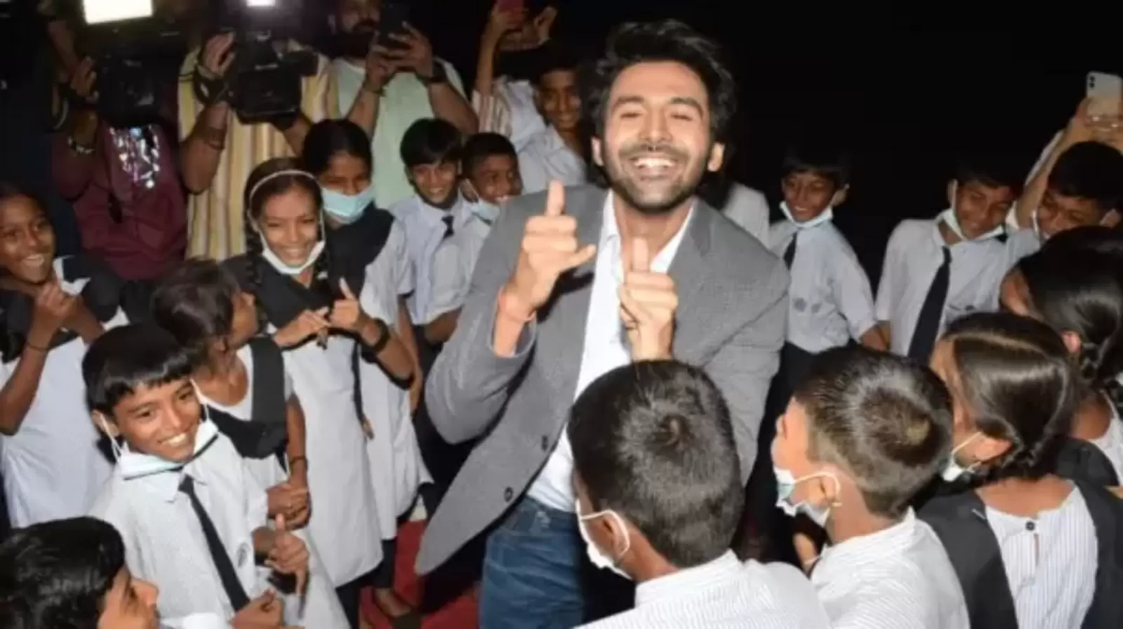 Kartik Aaryan celebrates Bhool Bhulaiyaa 2’s success by dancing to film’s songs with young fans. See pics