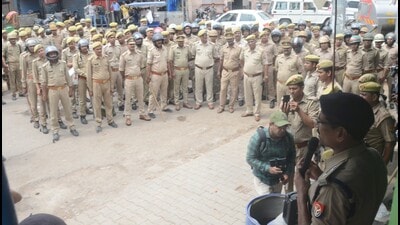 Senior police officials briefing policemen before deployment in old city areas in Prayagraj on Thursday. (HT) Senior police officials briefing policemen before deployment in old city areas in Prayagraj on Thursday. (HT)
