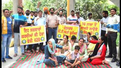 Unemployed TET, ETT teachers ‘gherao’ AAP office in Sangrur (HT File Photo)