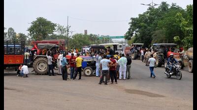 Calling the Punjab government’s orders “arbitrary”, over 200 people gathered at the Mullanpur barrier to head towards the residence of Punjab chief minister Bhagwant Mann in Chandigarh’s Sector 2. However, the police had barricaded the area and stopped them from entering Chandigarh. (Ravi Kumar/HT) Calling the Punjab government’s orders “arbitrary”, over 200 people gathered at the Mullanpur barrier to head towards the residence of Punjab chief minister Bhagwant Mann in Chandigarh’s Sector 2. However, the police had barricaded the area and stopped them from entering Chandigarh. (Ravi Kumar/HT)