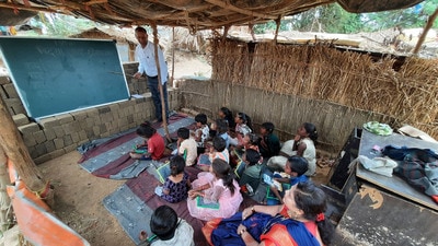 Forty two-year-old teacher, Shankar Patil, teaching children of brick kiln workers in Anjur village, Bhiwandi. (PRAFUL GANGURDE/HT PHOTO) Forty two-year-old teacher, Shankar Patil, teaching children of brick kiln workers in Anjur village, Bhiwandi. (PRAFUL GANGURDE/HT PHOTO)