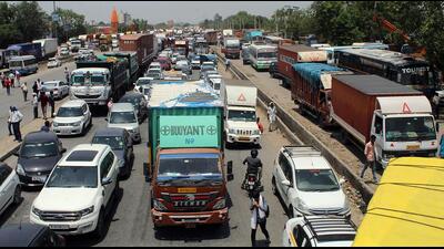 Army aspirants protested against the Agnipath scheme in Gurugram's Bilaspur Chowk area and jammed both sides of the Delhi-Jaipur Expressway. (ANI Photo) Army aspirants protested against the Agnipath scheme in Gurugram's Bilaspur Chowk area and jammed both sides of the Delhi-Jaipur Expressway. (ANI Photo)