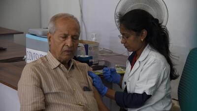A health worker inoculates a senior citizen with a booster dose at the jumbo Covid-19 vaccination centre, Malad, on Thursday. Vijay Bate/HT Photo A health worker inoculates a senior citizen with a booster dose at the jumbo Covid-19 vaccination centre, Malad, on Thursday. Vijay Bate/HT Photo