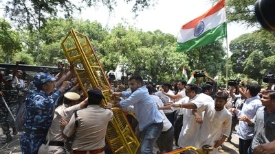 Congress workers stage a protest outside the AICC office against the summoning of party leader Rahul Gandhi by the ED in connection with the National Herald case, in New Delhi on Wednesday. (Arvind Yadav/ Hindustan Times) (HT_PRINT)