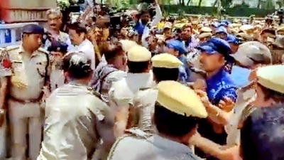 **EDS: SCREENSHOT OF TWITTER VIDEO POSTED BY @manickamtagore ON WEDNESDAY, JUNE 15, 2022** New Delhi: Police personnel detain Congress workers during their protest over summoning of party leader Rahul Gandhi by ED in connection with the National Herald case.&nbsp; (PTI)