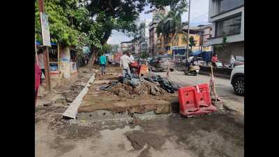 The road widening and concretisation project of the Kalyan - Shilphata Road might be delayed following a request from the traffic police. Police felt that the repair work would aggravate traffic congestion during monsoon on Bail Bazaar-Sahajanand Chowk stretch. (HT PHOTO)