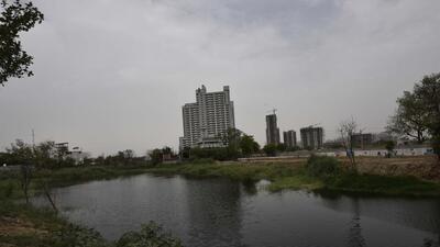 urugram usually receives brief but intense spells of rain, which cause waterlogging and flooding across the city. Given the fact that the city’s soil is a mix of clay and fine sand, experts peg water percolation at 50% to 60%. However, due to non-optimal RWH systems, 70% to 80% of rainwater flows into the Najafgarh drain instead, civic agencies say. (Vipin Kumar/HT Photo)