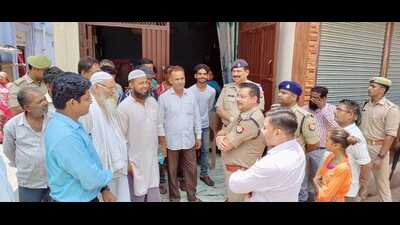 Police authorities in Hathras interacting with elderly Muslims (HT) Police authorities in Hathras interacting with elderly Muslims (HT)