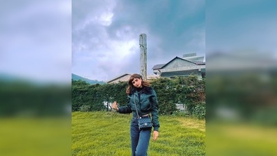 In a previous Instagram photo, Khushi Kapoor can be seen giving major winter fashion goals in a puffed jacket and denims teamed with a black sling bag. (Instagram/@khushi05k) In a previous Instagram photo, Khushi Kapoor can be seen giving major winter fashion goals in a puffed jacket and denims teamed with a black sling bag. (Instagram/@khushi05k)
