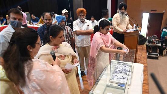 Ludhiana deputy commissioner Surbhi Malik and others inspecting the draw of lots process for Atal Apartments Scheme in on Thursday. (Harvinder Singh/HT)
