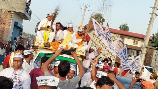 AAP leaders Sushil Gupta and Ashok Tanwar during an election campaign at Karnal’s Nissing. (HT Photo)