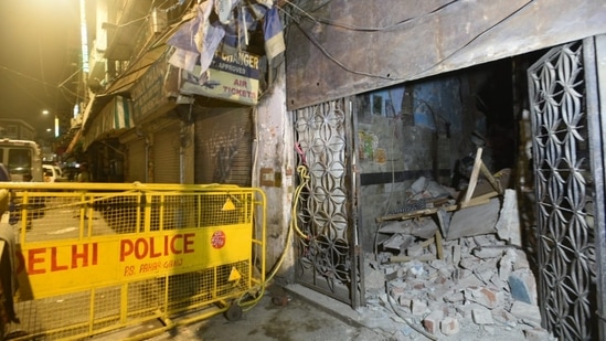 Part of building collapsed near Khanna cinema at Paharganj in New Delhi on Thursday.(Arvind Yadav ht)