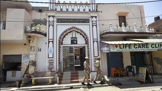 Personnel deployed outside the Dudhiya Peepal Wali masjid in Ghaziabad on Thursday. (Sakib Ali/HT photo)