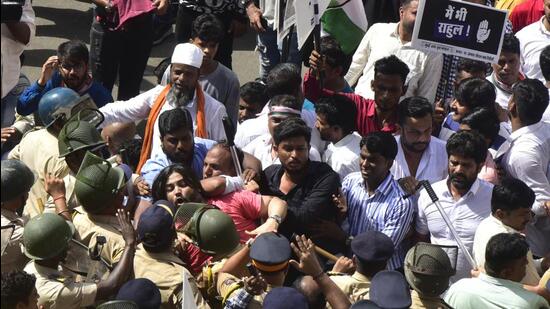 Congress party workers protest against the questioning of Rahul Gandhi by the Enforcement Directorate over money laundering charges in the National Herald case, at Walkeshwar, in Mumbai on Thursday. (Anshuman Poyrekar/HT PHOTO)
