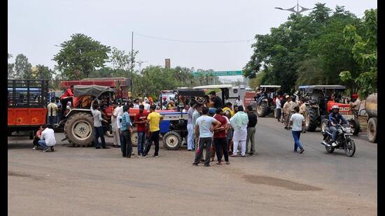 Calling the Punjab government’s orders “arbitrary”, over 200 people gathered at the Mullanpur barrier to head towards the residence of Punjab chief minister Bhagwant Mann in Chandigarh’s Sector 2. However, the police had barricaded the area and stopped them from entering Chandigarh. (Ravi Kumar/HT)