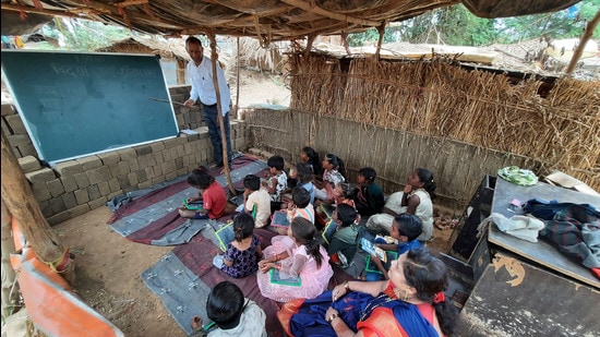 Forty two-year-old teacher, Shankar Patil, teaching children of brick kiln workers in Anjur village, Bhiwandi. (PRAFUL GANGURDE/HT PHOTO)