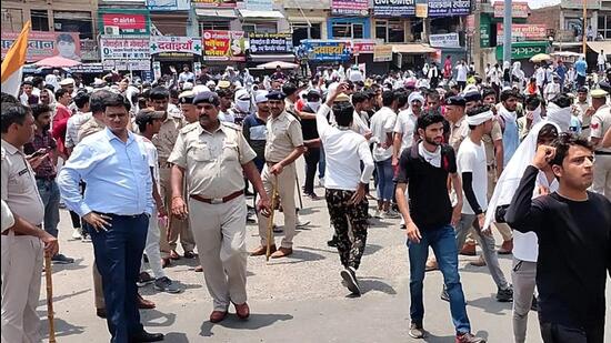 Army aspirants protesting against the Agnipath recruitment scheme in Rewari on Thursday. Internet services were suspended for 24 hours in Palwal district to ensure law and order. (Manoj Dhaka/HT)