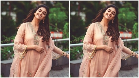 Styled by fashion stylist Archa Mehta, Keerthy wore her tresses open with a middle part. Assisted by makeup artist Niyati Kothari, Keerthy decked up in nude eyeshadow, black eyeliner, black kohl, mascara-laden eyelashes, contoured cheeks and a shade of nude lipstick.(Instagram/@keerthysureshofficial)