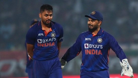 India's captain Rishabh Pant, right gestures to India's Avesh Khan, during the third Twenty20 cricket match between India and South Africa(AP)