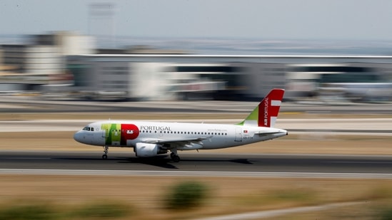 A TAP Air Portugal Airbus A319-100 plane lands at Lisbon's airport. Portugal to speed up visa issuance to attract workers, students, digital nomads (REUTERS/Rafael Marchante/File Photo)