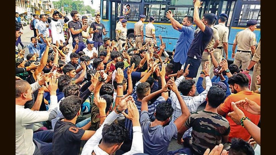 Protests erupted across hill-state against the controversial Agnipath scheme for recruitment into the armed forces. (HT Photo)