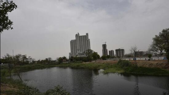 urugram usually receives brief but intense spells of rain, which cause waterlogging and flooding across the city. Given the fact that the city’s soil is a mix of clay and fine sand, experts peg water percolation at 50% to 60%. However, due to non-optimal RWH systems, 70% to 80% of rainwater flows into the Najafgarh drain instead, civic agencies say. (Vipin Kumar/HT Photo) urugram usually receives brief but intense spells of rain, which cause waterlogging and flooding across the city. Given the fact that the city’s soil is a mix of clay and fine sand, experts peg water percolation at 50% to 60%. However, due to non-optimal RWH systems, 70% to 80% of rainwater flows into the Najafgarh drain instead, civic agencies say. (Vipin Kumar/HT Photo)