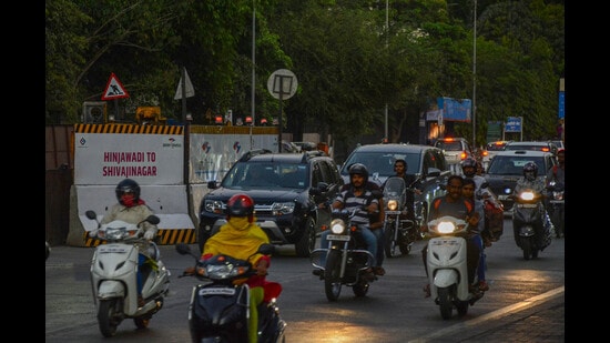 In order to streamline traffic movement, ease congestion and control over speeding vehicles, the officials from the traffic branch of Pune city police will work in three shifts till 2 am. (HT FILE PHOTO)