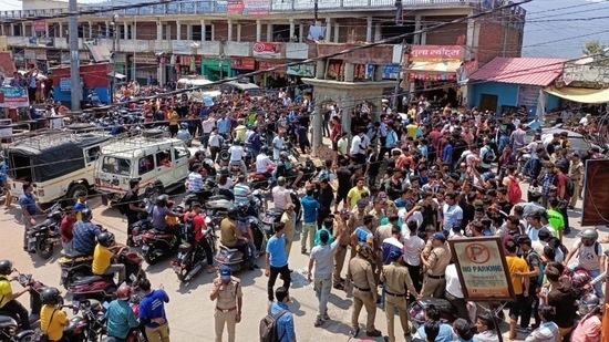 Protestors block traffic in Uttarakhand’s Pithoragarh district. (HT_PRINT)