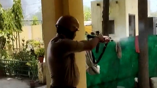 Police resort to aerial firing in Haryana's Palwal district amid protests against Centre's new recruitment model ‘Agnipath’. (Screengrab/ANI video)