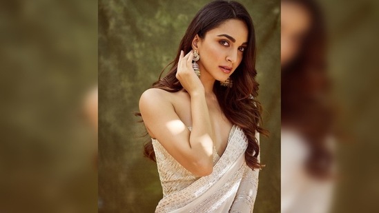 Kiara Advani kept her look tradition by accessorising her look with a huge pair of jhumkas which she flaunted placing her hand on one ear.(Instagram/@kiaraaliaadvani)