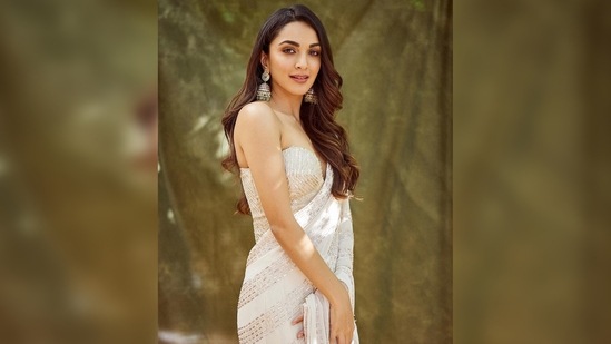 Kiara Advani picked an outdoor location for her photoshoot and it definitely served the purpose of making her stand out in the dreamy saree.(Instagram/@kiaraaliaadvani)