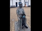 The dog tried to play with a statue and it's too adorable to miss. (goodnews_movement/Instagram) The dog tried to play with a statue and it's too adorable to miss. (goodnews_movement/Instagram)
