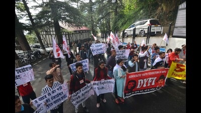 Activists of the DYFI stage a protest against the Agnipath scheme outside the Governor’s house in Shimla on Friday. Both Congress and AAP on Friday slammed the Modi government over the scheme. (Deepak Sansta/HT) Activists of the DYFI stage a protest against the Agnipath scheme outside the Governor’s house in Shimla on Friday. Both Congress and AAP on Friday slammed the Modi government over the scheme. (Deepak Sansta/HT)