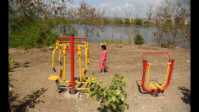 An open gym has come along the Vastu Vihar wetland in Kharghar. The residents and environmentalists have opposed it saying it disturbed the flora and fauna. (BACHCHAN KUMAR/HT PHOTO) An open gym has come along the Vastu Vihar wetland in Kharghar. The residents and environmentalists have opposed it saying it disturbed the flora and fauna. (BACHCHAN KUMAR/HT PHOTO)
