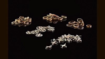 Medieval jewellery likely looted from graves in Ukraine. The pieces were seized in the UK and are currently on display there, until they can be safely returned to Kyiv.