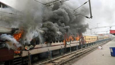 Protesters set ablaze Farakka Express at Danapur railway station in Patna on Friday. (Santosh Kumar/HT)