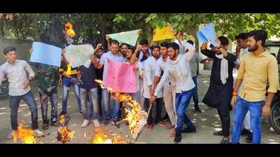 Youngsters burn an effigy of the central government in Prayagraj on Friday (HT Photo)