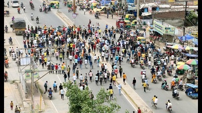 Agnipath protest: Protesters outside Danapur railway station against the Agnipath army recruitment scheme in Bihar capital Patna on Friday (HT Photo/Santosh Kumar)