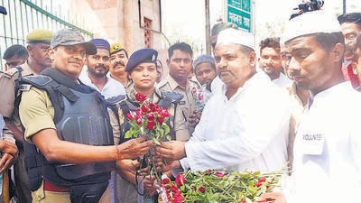 Friday prayers across the country were held peacefully amid heavy police presence, a week after violent protests against remarks by BJP leaders on Prophet Mohammed left at least 20 people, mostly security personnel, injured. (Deepak Gupta/HT Photo) Friday prayers across the country were held peacefully amid heavy police presence, a week after violent protests against remarks by BJP leaders on Prophet Mohammed left at least 20 people, mostly security personnel, injured. (Deepak Gupta/HT Photo)