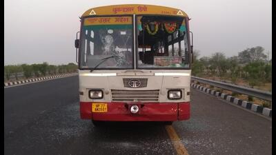 A bus damaged after protests against the Agnipath scheme on the Agra-Lucknow Expressway in Firozabad. (HT PHOTO) A bus damaged after protests against the Agnipath scheme on the Agra-Lucknow Expressway in Firozabad. (HT PHOTO)