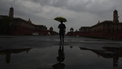 A sudden spell of rain in Delhi on Friday morning brought down the temperature. (HT Photo) A sudden spell of rain in Delhi on Friday morning brought down the temperature. (HT Photo)