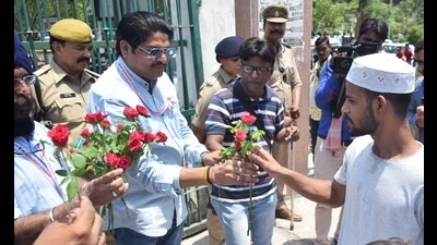 Members of civil defence distributing flowers to the Muslim devotees during the Friday Namaj at Tile Vali mosque in Lucknow on Friday. (DEEPAK GUPTA/HT PHOTO) Members of civil defence distributing flowers to the Muslim devotees during the Friday Namaj at Tile Vali mosque in Lucknow on Friday. (DEEPAK GUPTA/HT PHOTO)