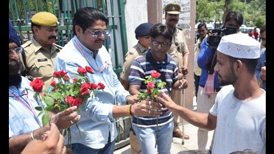 Civil defence members giving roses to Muslims at Tile Wali Mosque in Lucknow on Friday. (HT) Civil defence members giving roses to Muslims at Tile Wali Mosque in Lucknow on Friday. (HT)